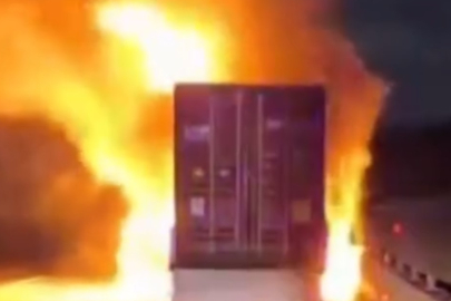 Tekidağ'da tır üzerindeki konteyner alev alev yandı