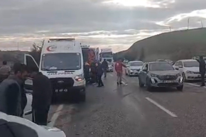 Adıyaman'da hafif ticari araç otomobille çarpıştı: 5 yaralı