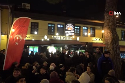 Başkan Bozbey sahurda Bursalılara tahinli pide ve simit dağıttı