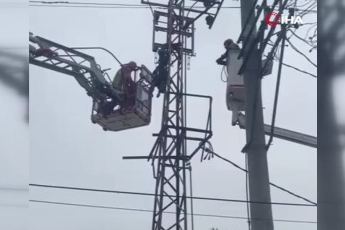 Bursa'da hırsızlık için çıktığı elektrik direği sonu oldu