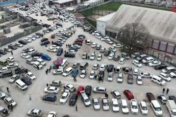 Bursa'da ikinci el oto pazarında buruk bayram