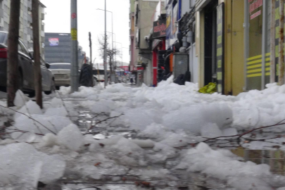 Erzurum'da çatıdan üzerine kar ve buz kütlesi düşen kişi ağır yaralandı