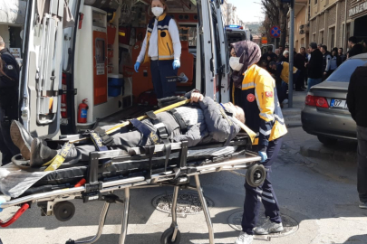 Eskişehir'de kırmızı ışıkta duran araca çarpan otomobil, yayaların arasına daldı; 5 yaralı