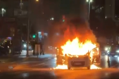 İstanbul Kartal'da seyir halindeki hafif ticari araç alev alev yandı