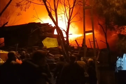 İstanbul Tuzla'da 2 gecekondu alev alev yandı