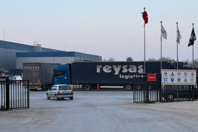 Sakarya'da lojistik firmasında yangın: 1 itfaiye eri yaralandı