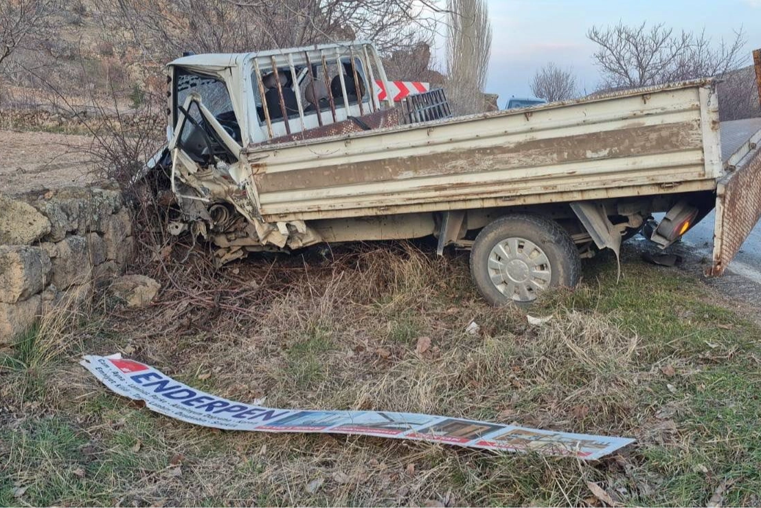 Afyonkarahisar'da hurdaya dönen araçlarda 1 kişi öldü, bir kişi yaralandı