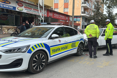 Burdur'da yayaya yol veren polis aracına Tofaş otomobil arkadan çarptı
