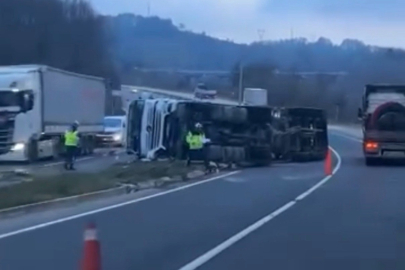 Düzce'de virajı alamayan çimento tankeri devrildi: 1 yaralı