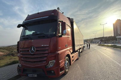 Kocaeli'de park halindeki tıra çarpan otomobildeki 2 kişi yaralandı