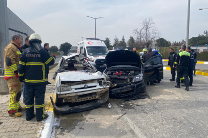 Manisa'da refüje çarpıp karşı şeride geçen otomobil başka araca çarptı: 1 ölü