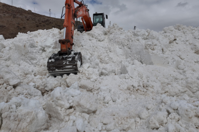 Şırnak'ta köy yoluna çığ düştü, ekipler yolu açmak için çalışma başlattı