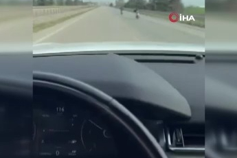 Bursa'da 115 km hızla motosiklet üzerinde uzanarak ilerlediler!