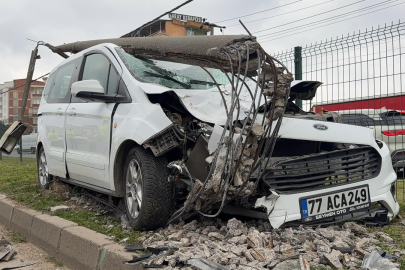 Bursa’da direğe çarpan otomobildeki, 2 kişi yaralandı