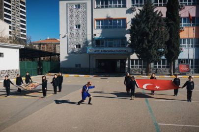 Bursa'da ilkokul öğrencileri Çanakkale şehitlerini özel koreografi ile andı