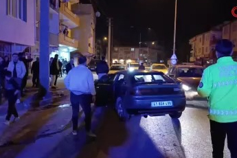 Bursa'da kontrolden çıkan otomobil direğe çarptı! 3 yaralı...