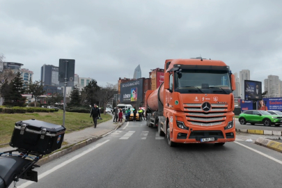 İstanbul Ataşehir'de İBB'ye ait atık transfer kamyonunun çarptığı skuter sürücüsü ağır yaralandı