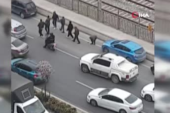 İstanbul Küçükçekmece’de yol verme tartışması sopalı kavgaya dönüştü