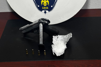 İzmir'de iş yerinde uyuşturucu ve ruhsatsız tabanca ele geçirildi