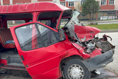 Samsun'da park halindeki kamyonete çarpan minibüs kağıt gibi ezildi