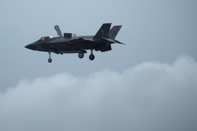 ABD'ye ait F-35 savaş uçağı İran ateşiyle vurulduğu şüphesiyle acil iniş yaptı