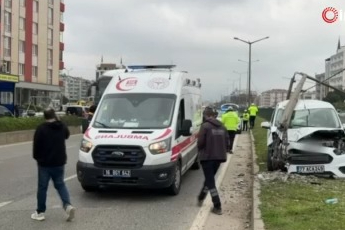 Bursa’da direğe çarpan otomobildeki, 2 kişi yaralandı