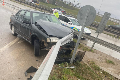 Bursa'da feci kaza! Bariyere çarpan otomobilin sürücüsü...
