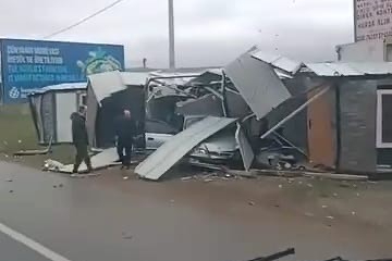 Bursa’da kaza sonrası binaya daldı!