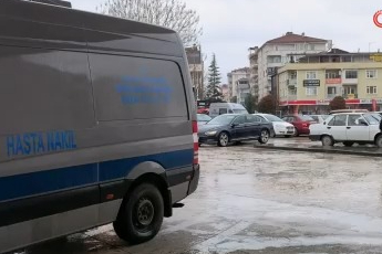 Bursa'da kontrolden çıkan otomobil istinat duvarına çarptı