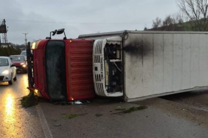 Bursa'da korkutan kaza! Fabrikaya çarptı: Yaralılar var...