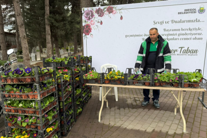 Bursa İnegöl’de bayram öncesi mezarlıklar çiçek bahçesine büründü