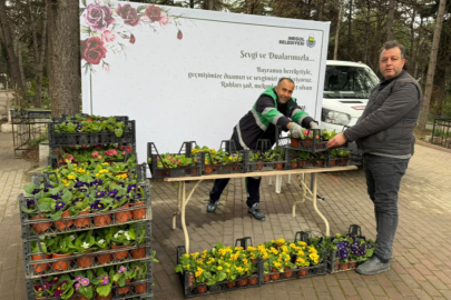 Bursa İnegöl’de mezarlık ziyaretine gelen vatandaşlara çiçek dağıtıldı