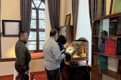 Bursalılar bayram sebebiyle Emir Buhari Hazretlerini ziyarete koştular