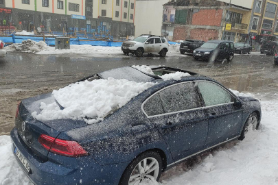 Çatıdan düşen kar kütlesi aracı pert etti