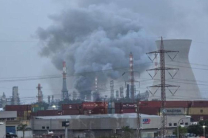 Hayfa'daki petrol rafinerisinden siyah dumanlar yükseliyor