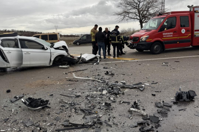 Nevşehir'de üç aracın karıştığı kazada 2 kişi öldü