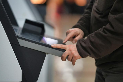 Gelenek değişiyor: El öpmek yerine “IBAN at”