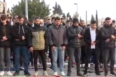 Mescid-i Aksa'da bayramda ibadet yasağı! Kudüslüler namazı sokakta kıldı