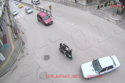 Amasya’da motosiklet ile otomobilin çarpıştığı kaza kamerada