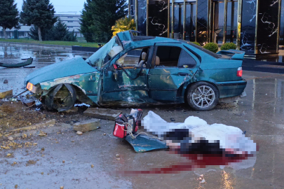 Bursa’da feci kaza: Otomobil reklam panosuna çarptı