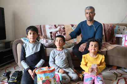 Hakkari'de biri engelli 4 çocuğuna hem annelik hem babalık yapıyor