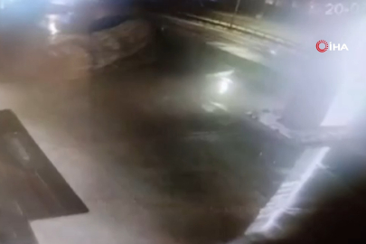 Bursa’da feci kaza: Otomobil reklam panosuna çarptı