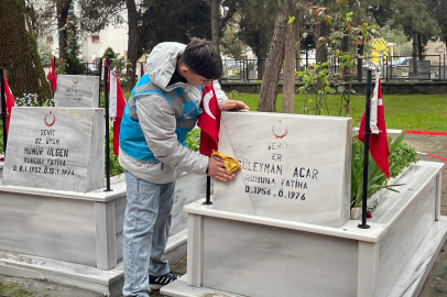 Bursa'da öğrencilerden şehit kabirlerine bayram temizliği