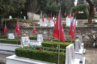 Bursa'da şehitler kabirleri başında dualarla anıldı