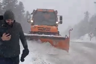 Bursa Uludağ’da bayramda kar sürprizi: Yollar beyaza büründü, ekipler seferber oldu