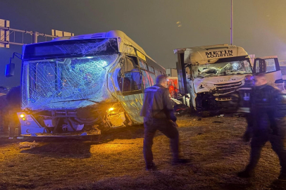Erzurum'da tır, kavşakta otobüse çarptı: 1 yaralı
