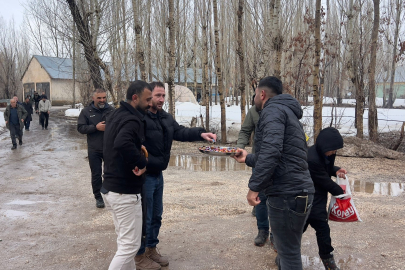 Hakkari'de kar altında asırlık bayramlaşma geleneği; toplu halde kapı kapı dolaştılar