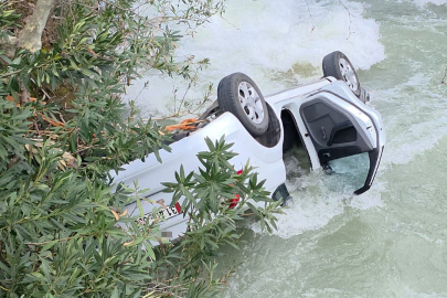 Hatay'da dereye uçan otomobil suyla doldu, boğulma tehlikesi geçiren sürücüyü vatandaşlar kurtardı