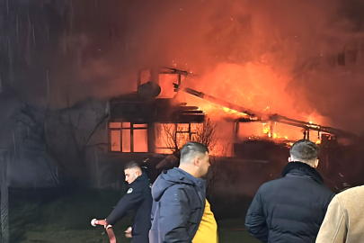 Sakarya'da ahşap ev küle döndü