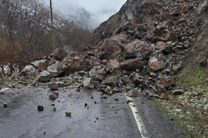 Şırnak’ta kaya düşmesi nedeniyle köy yolu ulaşıma kapandı